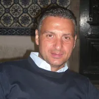 Torre Annunziata, Domenico Orsini entra nel cast di Un posto al sole: è il misterioso ingegnere Ennio De Stefani