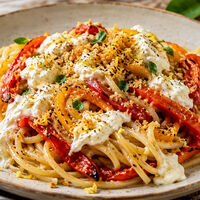 Linguine con peperoni arrostiti, stracciatella e pangrattato al limone