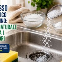 Sale grosso nello scarico del lavandino: il trucco naturale che elimina i cattivi odori