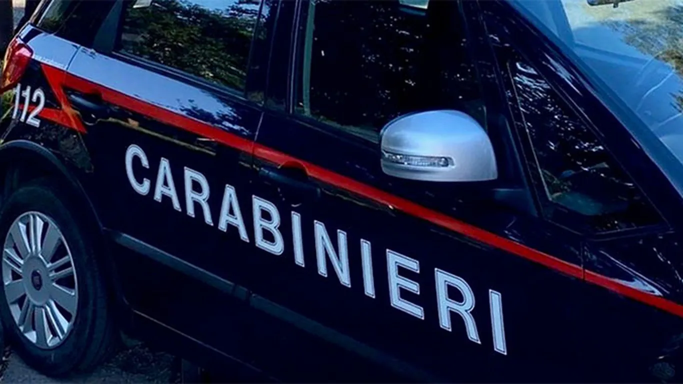 Finge di avere la pistola per non pagare l'affittacamere: denunciato 28enne