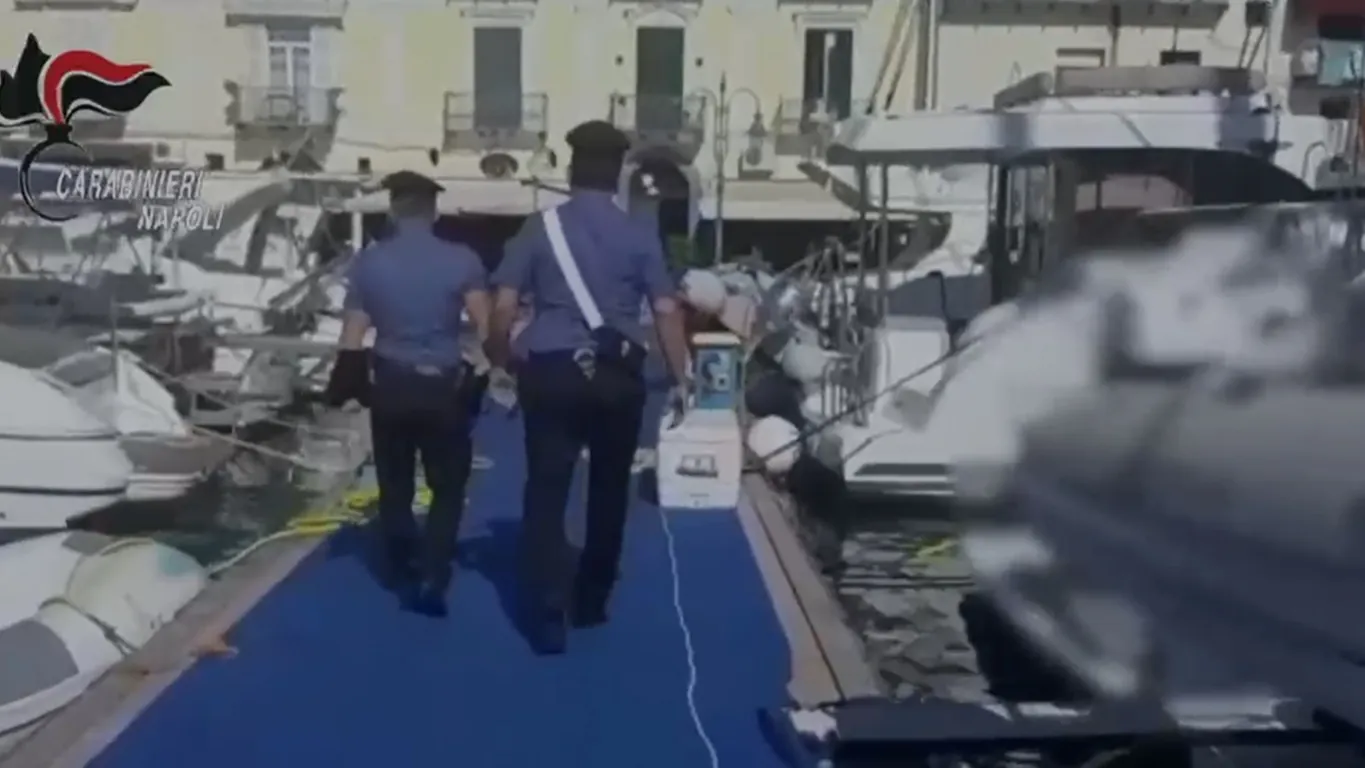 Biglietto scontato con documento falso: arrestato a Ischia un ex volto di "Uomini e Donne"