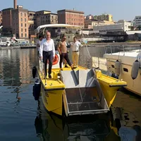 Torre del Greco, lo spazzamare entra in servizio stabile: ogni giorno ripulirà il mare dai rifiuti