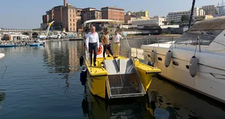Torre del Greco, lo spazzamare entra in servizio stabile: ogni giorno ripulirà il mare dai rifiuti