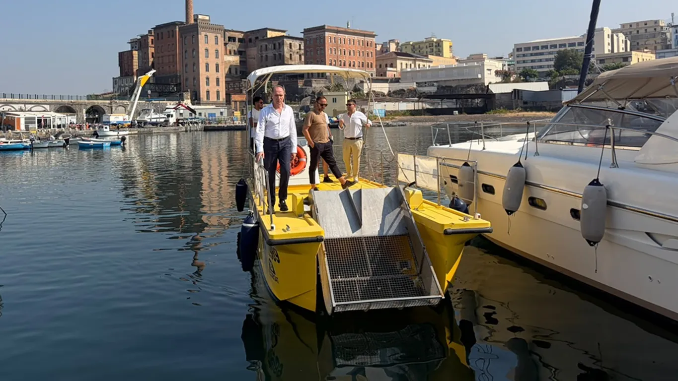 Torre del Greco, lo spazzamare entra in servizio stabile: ogni giorno ripulirà il mare dai rifiuti