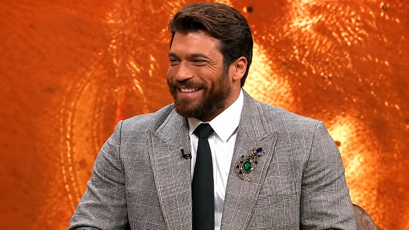 Can Yaman si racconta: "Ero un secchione e soffrivo per amore". Ora sfida se stesso con la commedia