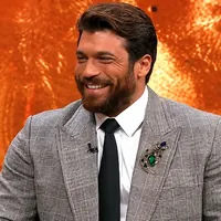 Can Yaman si racconta: "Ero un secchione e soffrivo per amore". Ora sfida se stesso con la commedia