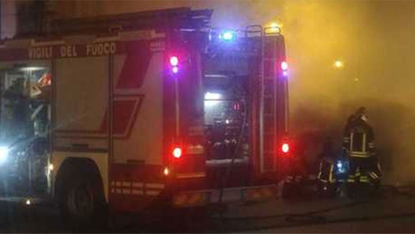 Torre del Greco, incendio nella notte in via Lamaria: evacuate 35 persone
