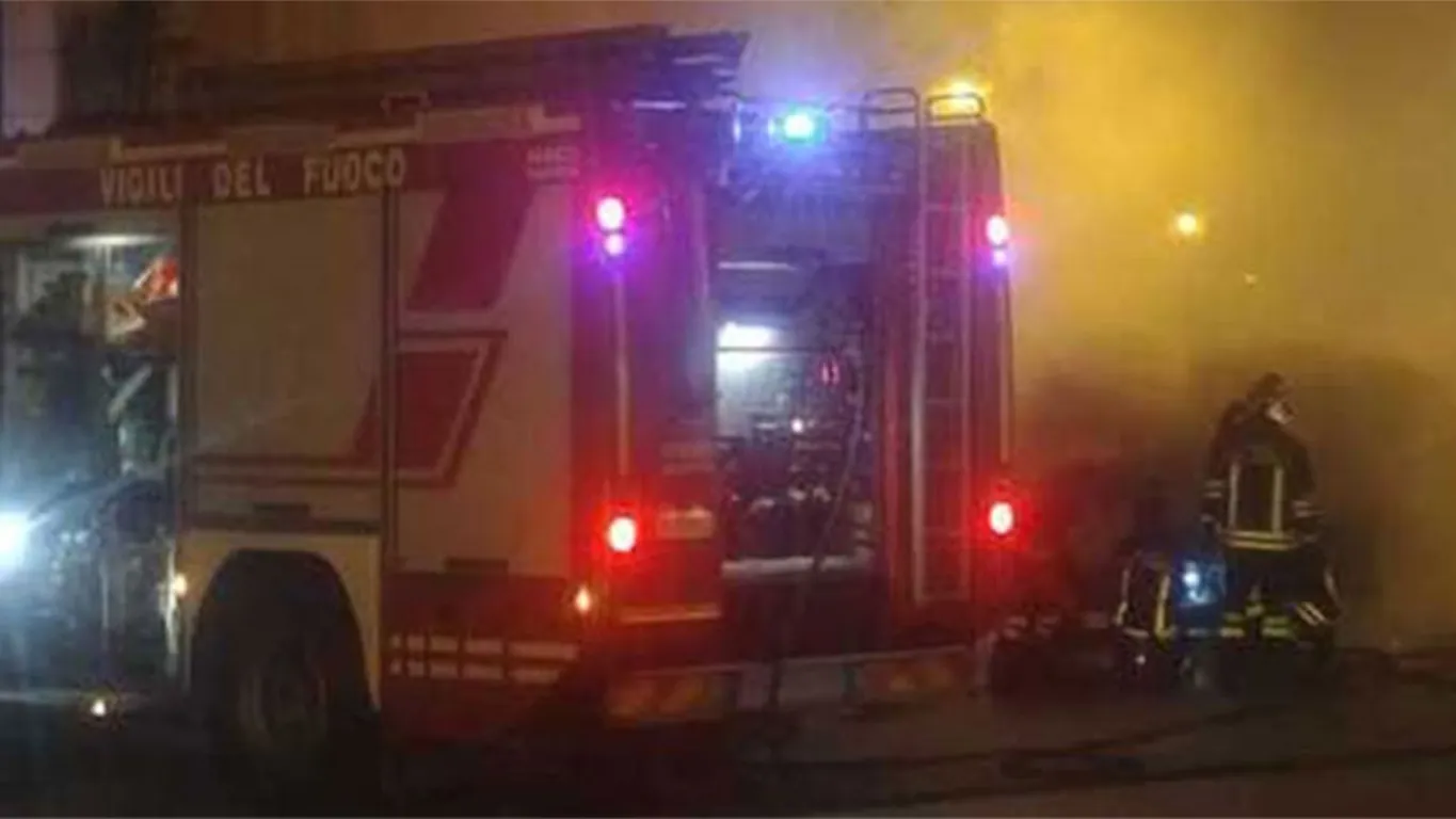 Torre del Greco, incendio nella notte in via Lamaria: evacuate 35 persone