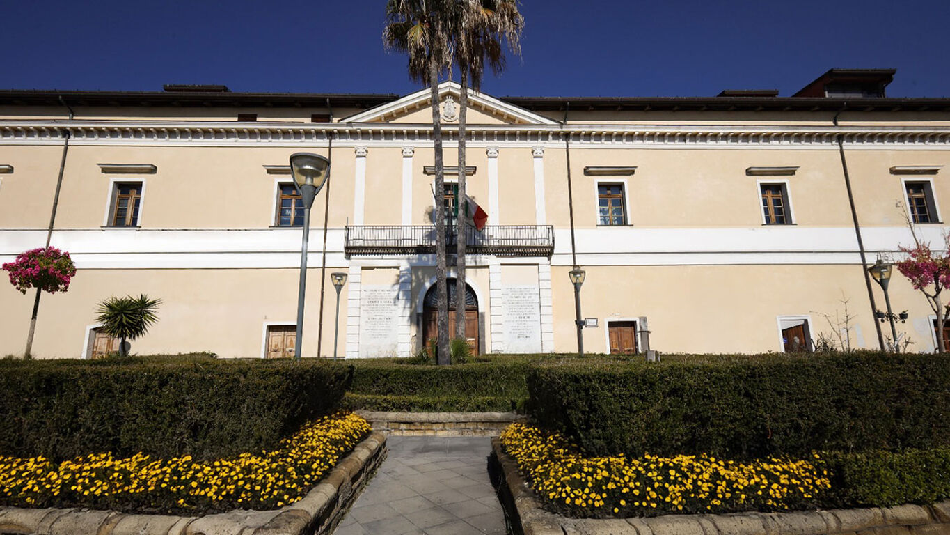 Torre del Greco, incendio in via Lamaria: tutti gli sfollati sistemati tra hotel, struttura protetta e familiari