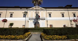 Torre del Greco, incendio in via Lamaria: tutti gli sfollati sistemati tra hotel, struttura protetta e familiari