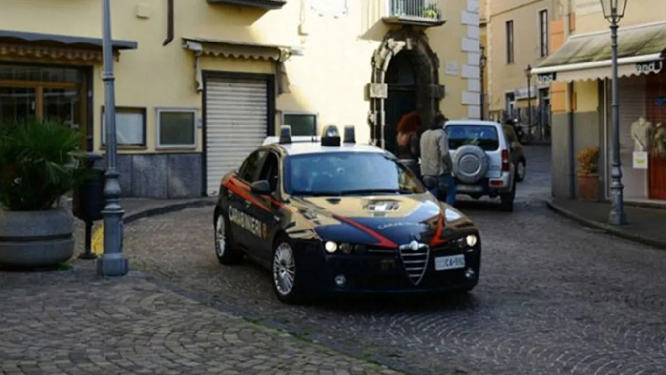 Sorrento, si finge addetto alle pulizie per derubare e molestare una turista: arrestato 37enne