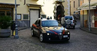 Sorrento, si finge addetto alle pulizie per derubare e molestare una turista: arrestato 37enne