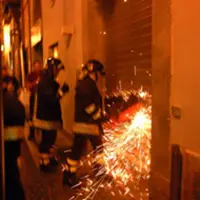 Principio d´incendio nei negozi Black & White di Torre Annunziata