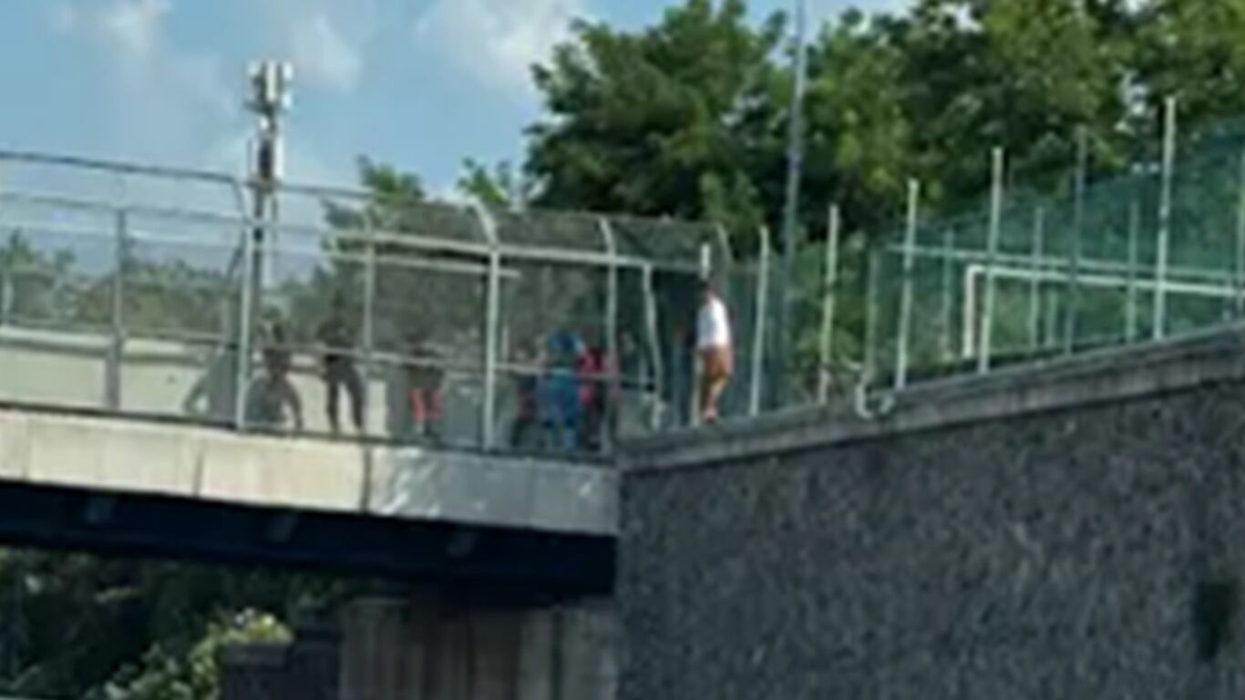 Torre Annunziata, uomo minaccia di lanciarsi dal cavalcavia: bloccata l'autostrada verso Salerno