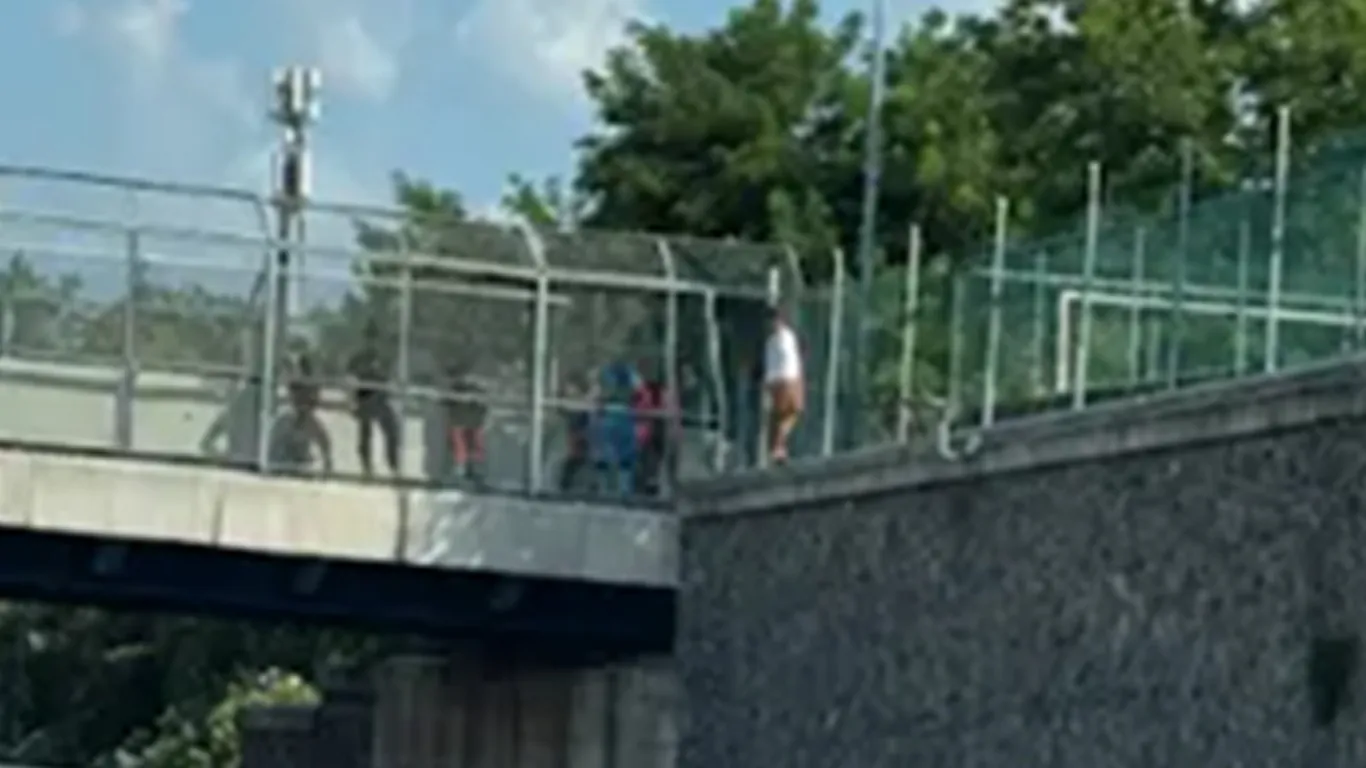 Torre Annunziata, uomo minaccia di lanciarsi dal cavalcavia: bloccata l'autostrada verso Salerno