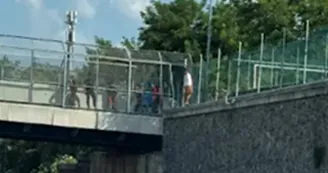 Torre Annunziata, uomo minaccia di lanciarsi dal cavalcavia: bloccata l'autostrada verso Salerno
