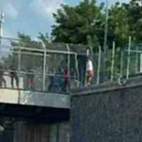 Torre Annunziata, uomo minaccia di lanciarsi dal cavalcavia: bloccata l'autostrada verso Salerno