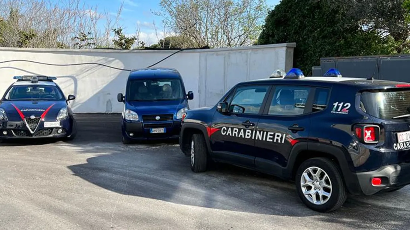 Torre del Greco, danneggia i contenitori dei rifiuti e minaccia di morte i carabinieri: denunciato