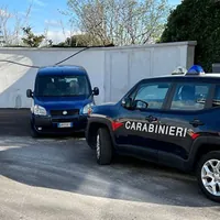 Torre del Greco, danneggia i contenitori dei rifiuti e minaccia di morte i carabinieri: denunciato