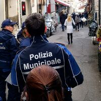 Torre del Greco, agenti della Municipale aggrediti a colpi di casco: arresto convalidato