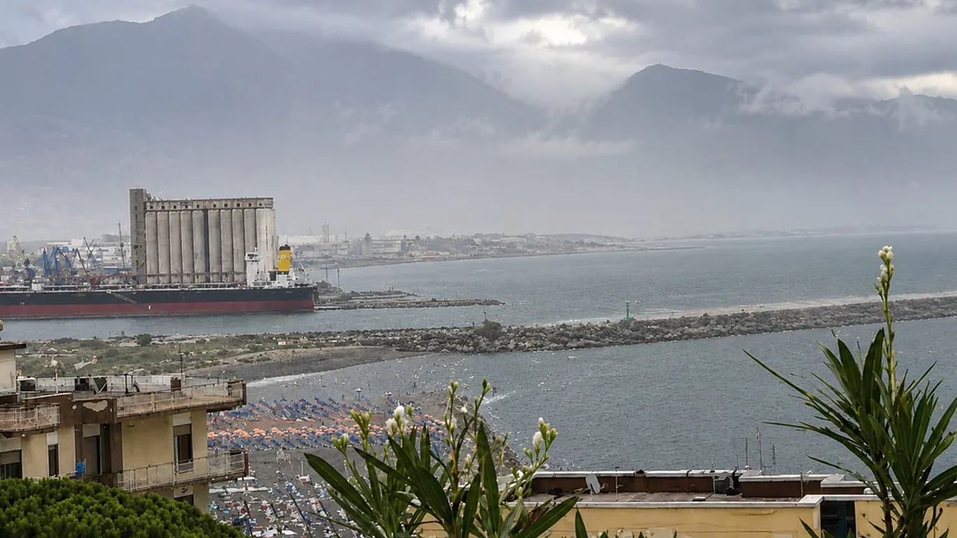 Torre Annunziata, violento nubifragio sul litorale: bagnanti in fuga e Circumvesuviana in tilt