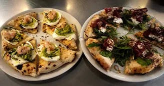 Torre Annunziata, “Pizza e Mare” al Lido Azzurro: impasti con acqua di mare e crudi protagonisti