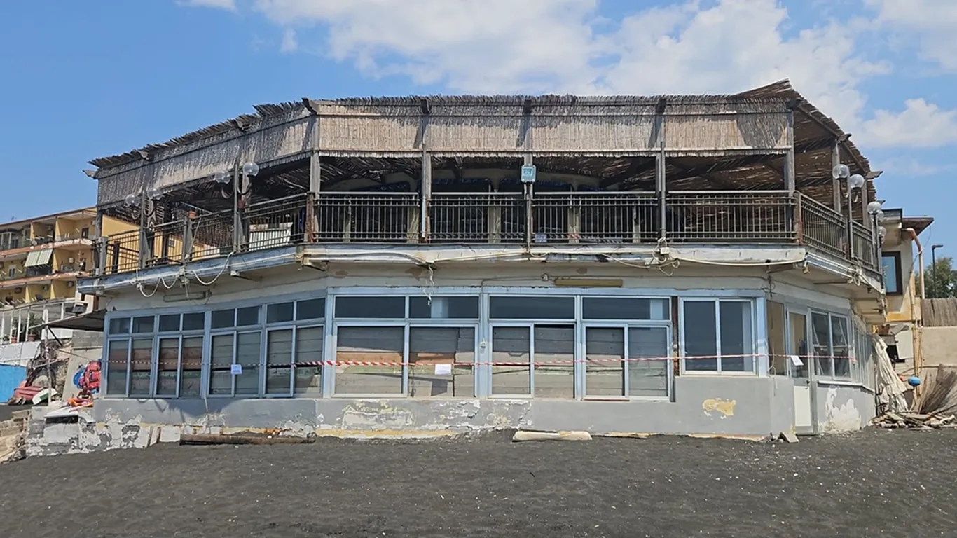 Torre del Greco, storico ristorante sul litorale senza concessione: sequestrati 1.400 metri quadrati