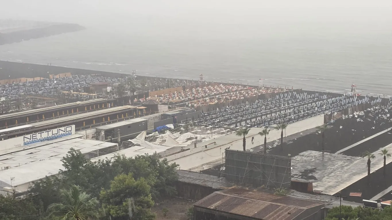 Nubifragio su Torre Annunziata, città sferzata dal vento: alberi caduti, strade allagate e lidi in ginocchio