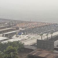 Nubifragio su Torre Annunziata, città sferzata dal vento: alberi caduti, strade allagate e lidi in ginocchio