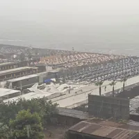 Nubifragio su Torre Annunziata, città sferzata dal vento: alberi caduti, strade allagate e lidi in ginocchio