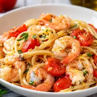 Spaghetti con pomodorini, limone e gamberi, il primo fresco dell'estate