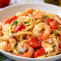 Spaghetti con pomodorini, limone e gamberi, il primo fresco dell'estate