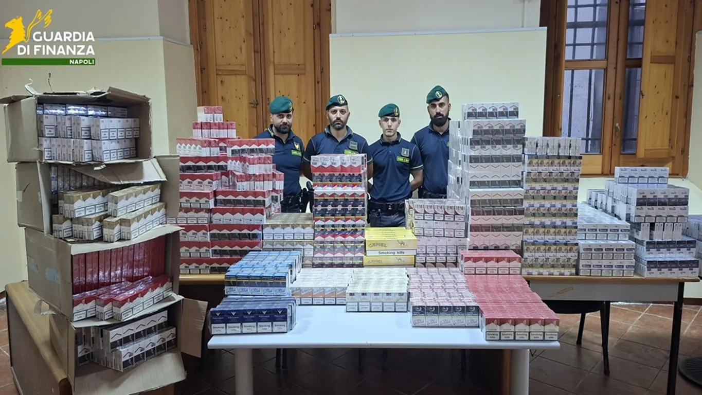 Torre Annunziata, scoperto deposito di sigarette di contrabbando: sequestrati oltre 223 chili