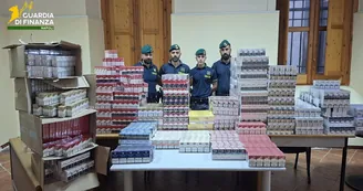 Torre Annunziata, scoperto deposito di sigarette di contrabbando: sequestrati oltre 223 chili