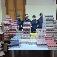 Torre Annunziata, scoperto deposito di sigarette di contrabbando: sequestrati oltre 223 chili