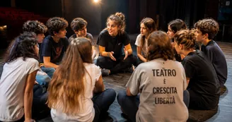 Il teatro contro la povertà educativa: quando il palcoscenico diventa scuola di vita