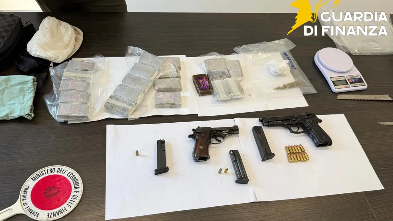 Napoli, droga nel negozio e armi nel garage: arrestato commerciante incensurato