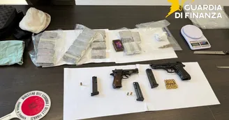 Napoli, droga nel negozio e armi nel garage: arrestato commerciante incensurato