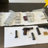 Napoli, droga nel negozio e armi nel garage: arrestato commerciante incensurato