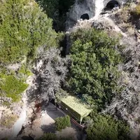 Ischia, villaggio abusivo nascosto tra gli scogli: scoperto dai carabinieri in un'area a rischio frana