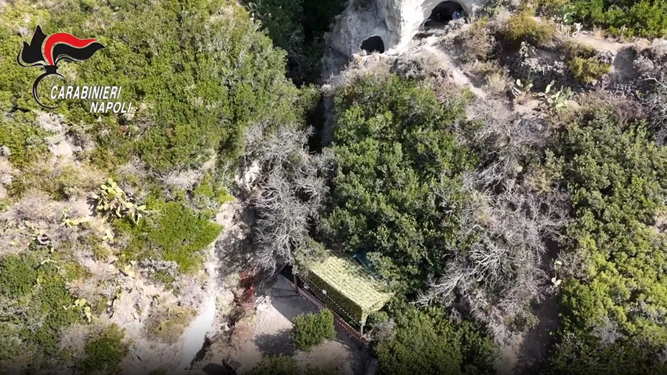Ischia, villaggio abusivo nascosto tra gli scogli: scoperto dai carabinieri in un'area a rischio frana