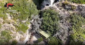 Ischia, villaggio abusivo nascosto tra gli scogli: scoperto dai carabinieri in un'area a rischio frana