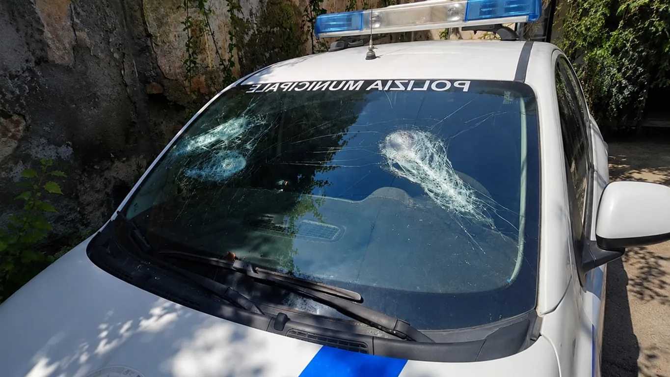 Torre Annunziata, colpisce l'auto dei vigili con l'asta di un ombrellone: 75enne condannato