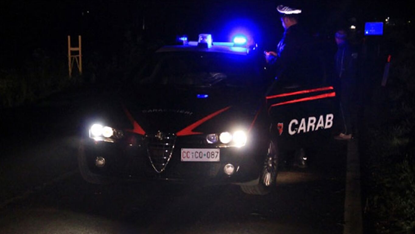 Auto guidata da un 17enne finisce contro una cabina elettrica: 3 feriti