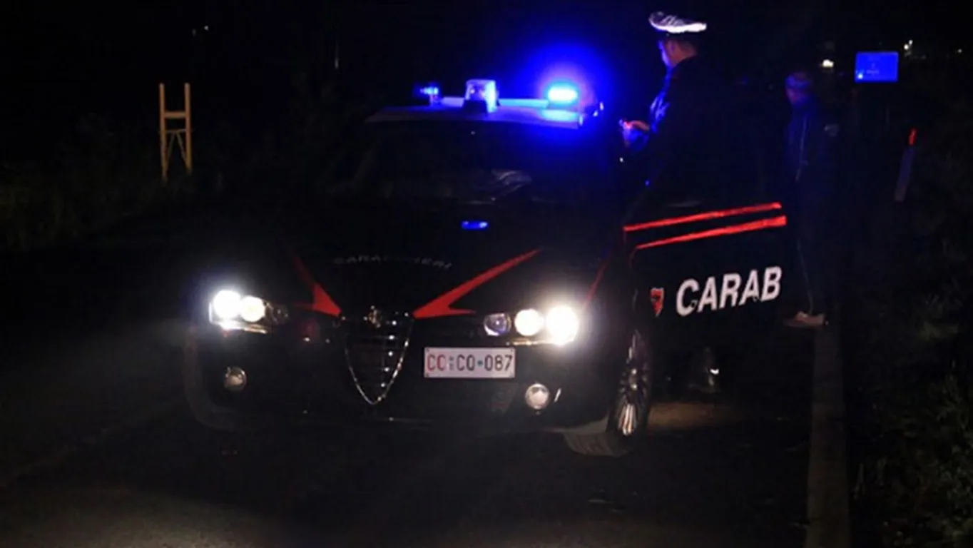 Auto guidata da un 17enne finisce contro una cabina elettrica: 3 feriti