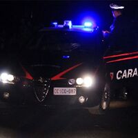 Auto guidata da un 17enne finisce contro una cabina elettrica: 3 feriti
