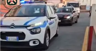 Torre del Greco, spiaggia «prenotata» con ombrelloni e lettini: sequestrate oltre 200 attrezzature