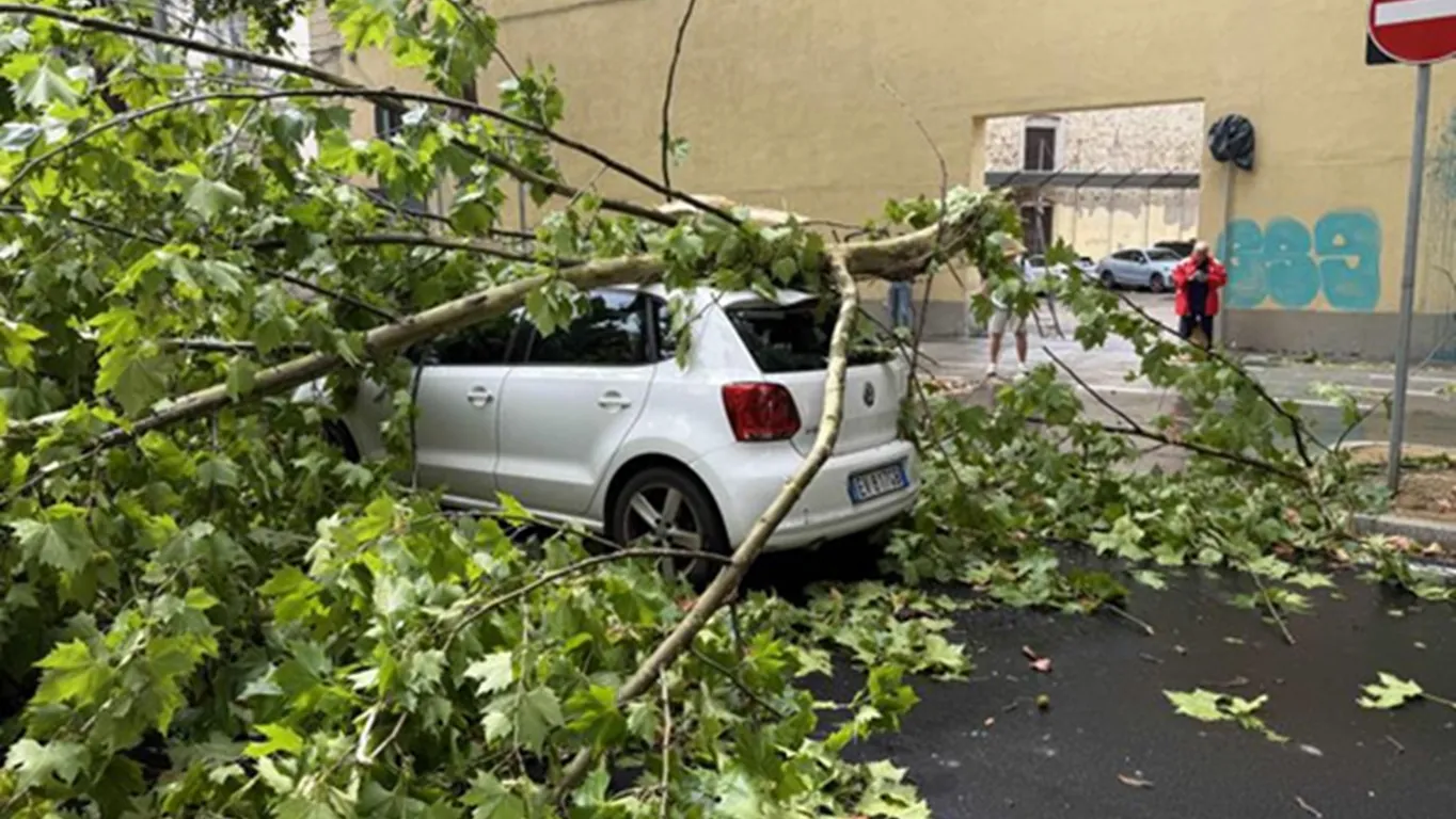 Maltempo in mezza Italia con pioggia e allerta meteo: frane, allagamenti e disagi. Lombardia chiede lo stato d'emergenza