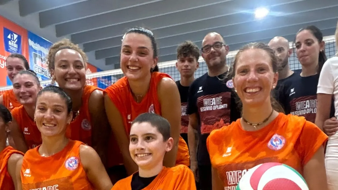 Alessio vince la partita contro la leucemia: l'abbraccio con le giocatrici dell'Oplonti Volley