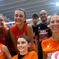 Alessio vince la partita contro la leucemia: l'abbraccio con le giocatrici dell'Oplonti Volley